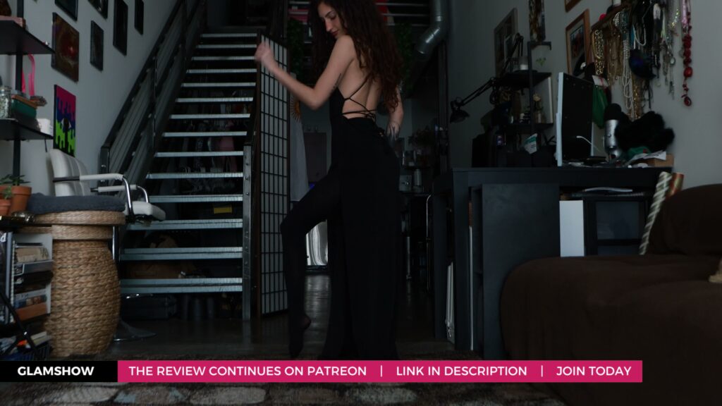 Carolina-wears-and-reviews-a-pair-of-opaque-tights-by-HUE-TR